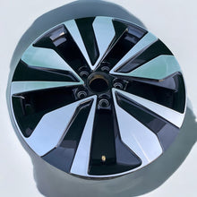 Laden Sie das Bild in den Galerie-Viewer, 1x Alufelge 17 Zoll 7.0&quot; 5x112 45ET Glanz Silber 2GA601025AR Mg T-Roc Rim Wheel