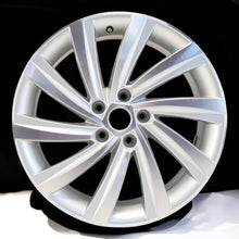 Laden Sie das Bild in den Galerie-Viewer, 1x Alufelge 18 Zoll 7.5&quot; 5x112 48ET Glanz Silber 5E3601025 Skoda Octavia 5e3 Iv