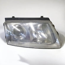 Laden Sie das Bild in den Galerie-Viewer, Frontscheinwerfer VW Passat Xenon Rechts Scheinwerfer Headlight