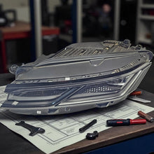 Laden Sie das Bild in den Galerie-Viewer, Frontscheinwerfer VW Touareg 761941081A 1EX013143 LED Links Headlight