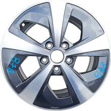 Laden Sie das Bild in den Galerie-Viewer, 1x Alufelge 16 Zoll 6.5&quot; 5x112 46ET Glanz Silber 5E0601025 Skoda Octavia Iii