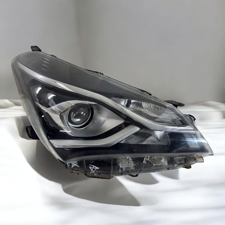 Frontscheinwerfer Toyota Yaris Rechts Scheinwerfer Headlight SCH8621317038ze