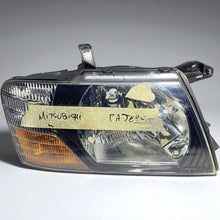 Load image into Gallery viewer, Frontscheinwerfer Mitsubishi Pajero 10087420 Rechts Scheinwerfer Headlight SCH3742753487yt