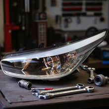 Laden Sie das Bild in den Galerie-Viewer, Frontscheinwerfer Kia Ceed Bi-Xenon Ein Stück (Rechts oder Links) Headlight