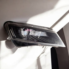 Laden Sie das Bild in den Galerie-Viewer, Frontscheinwerfer Skoda Superb III 1ZS01193946 Rechts Scheinwerfer Headlight