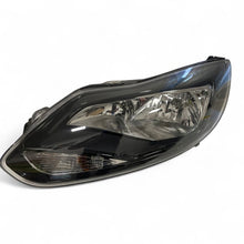 Laden Sie das Bild in den Galerie-Viewer, Frontscheinwerfer Ford Focus III BM51-13W030-CK Ein Stück (Rechts oder Links) SCH3042926490ar