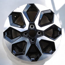 Laden Sie das Bild in den Galerie-Viewer, 1x Alufelge 15 Zoll 4.5&quot; 4x100 35ET Matt Silber 42611-0H050 Toyota Aygo