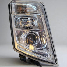 Load image into Gallery viewer, Frontscheinwerfer Volvo 82304585 Ein Stück (Rechts oder Links) Headlight SCH3977425326oi