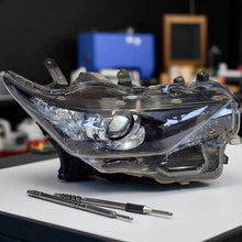 Laden Sie das Bild in den Galerie-Viewer, Frontscheinwerfer Toyota Auris 81110-02K30 Rechts Scheinwerfer Headlight