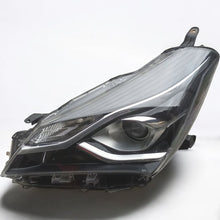 Load image into Gallery viewer, Frontscheinwerfer Toyota Yaris Links Scheinwerfer Headlight