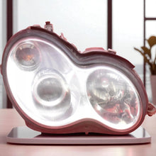 Laden Sie das Bild in den Galerie-Viewer, Frontscheinwerfer Mercedes-Benz W203 A2038203861 Xenon Rechts Headlight SCH6055411013dl