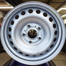 Load image into Gallery viewer, 1x Alufelge 15 Zoll 6.0&quot; 5x114.3 40ET 124R-000266 Hyundai Rim Wheel