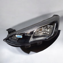 Laden Sie das Bild in den Galerie-Viewer, Frontscheinwerfer Ford Focus MX7B-13E015-CC Links Scheinwerfer Headlight