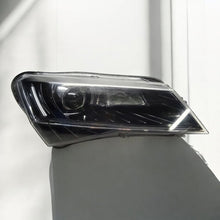 Laden Sie das Bild in den Galerie-Viewer, Frontscheinwerfer Skoda Superb III 3V1941016A Xenon Rechts Headlight