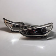 Load image into Gallery viewer, Frontscheinwerfer Hyundai I30 III 92102G4000 Ein Satz Scheinwerfer Headlight