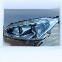 Laden Sie das Bild in den Galerie-Viewer, Frontscheinwerfer Peugeot 208 I 90047883 Links Scheinwerfer Headlight SCH1364632749kk