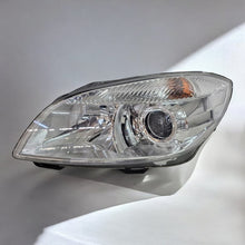 Laden Sie das Bild in den Galerie-Viewer, Frontscheinwerfer Skoda Fabia II Links Scheinwerfer Headlight