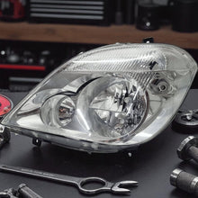 Laden Sie das Bild in den Galerie-Viewer, Frontscheinwerfer Mercedes-Benz Sprinter 906 A9068200561 Links Headlight
