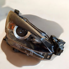 Laden Sie das Bild in den Galerie-Viewer, Frontscheinwerfer Mazda II D43N51030 LED Rechts Scheinwerfer Headlight