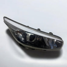 Load image into Gallery viewer, Frontscheinwerfer Kia Ceed II 92102-A2441 Xenon Rechts Scheinwerfer Headlight