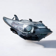 Laden Sie das Bild in den Galerie-Viewer, Frontscheinwerfer Toyota Auris 81110-02E21 Rechts Scheinwerfer Headlight