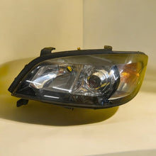 Laden Sie das Bild in den Galerie-Viewer, Frontscheinwerfer Opel Zafira A 24434826 Xenon Links Scheinwerfer Headlight