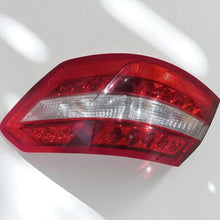 Laden Sie das Bild in den Galerie-Viewer, Rückleuchte Mercedes-Benz W212 A2129066701R Rechts Rearlight