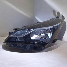 Load image into Gallery viewer, Frontscheinwerfer Toyota Yaris Links Scheinwerfer Headlight