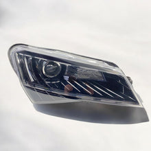 Laden Sie das Bild in den Galerie-Viewer, Frontscheinwerfer Skoda Superb III 3V1941016A Xenon Rechts Headlight