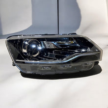 Laden Sie das Bild in den Galerie-Viewer, Frontscheinwerfer Skoda Rapid 5JB941016C Xenon Rechts Scheinwerfer Headlight