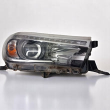 Laden Sie das Bild in den Galerie-Viewer, Frontscheinwerfer Toyota Hilux VIII LED Rechts Scheinwerfer Headlight SCH8235953957tj