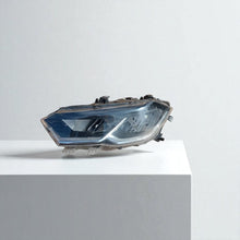 Laden Sie das Bild in den Galerie-Viewer, Frontscheinwerfer VW Polo 2G1941005C 73669519 Links Scheinwerfer Headlight SCH1931233529vr