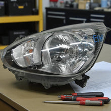 Laden Sie das Bild in den Galerie-Viewer, Frontscheinwerfer Mitsubishi Space Star 8301C193 Links Scheinwerfer Headlight
