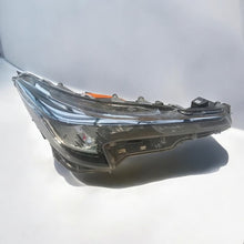 Laden Sie das Bild in den Galerie-Viewer, Frontscheinwerfer Suzuki Swace Corolla 81110-02S60 LED Rechts Headlight