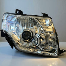 Laden Sie das Bild in den Galerie-Viewer, Frontscheinwerfer Mitsubishi Pajero IV 100-87873 Rechts Scheinwerfer Headlight
