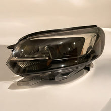 Laden Sie das Bild in den Galerie-Viewer, Frontscheinwerfer Opel Zafira Vivaro 9832837680 Xenon Links Headlight