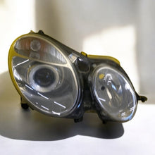 Laden Sie das Bild in den Galerie-Viewer, Frontscheinwerfer Mercedes-Benz W211 A0028202426 Xenon Rechts Headlight SCH5779669867cy
