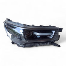 Laden Sie das Bild in den Galerie-Viewer, Frontscheinwerfer Toyota Hilux VIII 81110-YP121 LED Rechts Headlight SCH2310370444zk