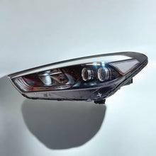 Laden Sie das Bild in den Galerie-Viewer, Frontscheinwerfer Hyundai Tucson 92101D7201 D30LD792122010 Links Headlight