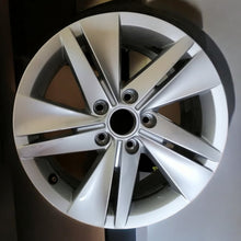 Laden Sie das Bild in den Galerie-Viewer, 1x Alufelge 16 Zoll 7.0&quot; 5x112 48ET Glanz Silber 5H0601025 VW Golf Rim Wheel