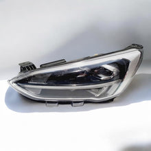 Laden Sie das Bild in den Galerie-Viewer, Frontscheinwerfer Ford Focus JX7B-13E015-AD Links Scheinwerfer Headlight