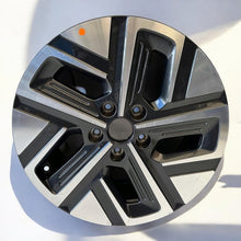 Load image into Gallery viewer, 1x Alufelge 17 Zoll 7.0&quot; 5x114.3 50ET Glanz Graphit 52910-DD100 Hyundai Kona Mg
