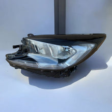 Laden Sie das Bild in den Galerie-Viewer, Frontscheinwerfer Toyota Aygo X 3329318 Links Scheinwerfer Headlight SCH8586436837bm