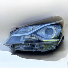 Load image into Gallery viewer, Frontscheinwerfer Toyota Yaris Links Scheinwerfer Headlight