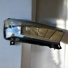 Laden Sie das Bild in den Galerie-Viewer, Frontscheinwerfer Skoda Enyaq IV 5LB941016G Rechts Scheinwerfer Headlight