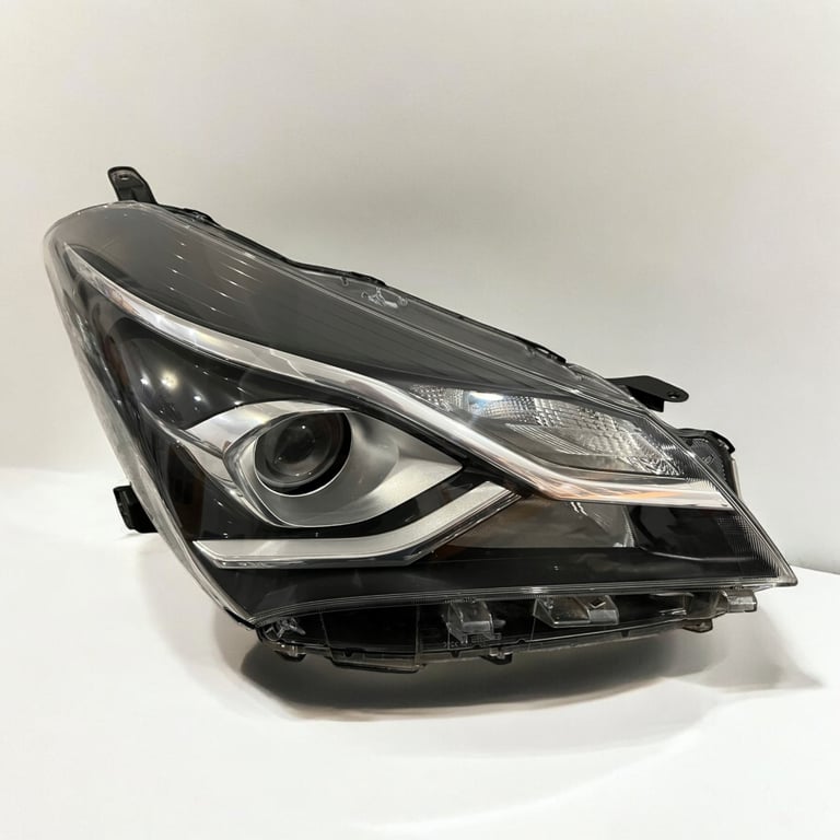 Frontscheinwerfer Toyota Yaris LED Rechts Scheinwerfer Headlight