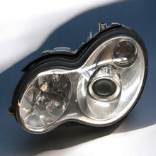 Laden Sie das Bild in den Galerie-Viewer, Frontscheinwerfer Mercedes-Benz W203 A2038203761 Xenon Links Headlight SCH1550563159nb