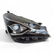 Laden Sie das Bild in den Galerie-Viewer, Frontscheinwerfer Toyota Yaris Rechts Scheinwerfer Headlight SCH5183369636md