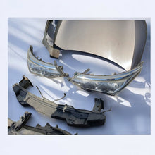 Laden Sie das Bild in den Galerie-Viewer, Frontscheinwerfer Toyota Corolla 81110-02L50 Ein Stück (Rechts oder Links)