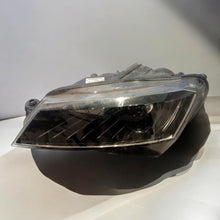Laden Sie das Bild in den Galerie-Viewer, Frontscheinwerfer Skoda 3V1941017A 3V1941015A Xenon Links Scheinwerfer Headlight